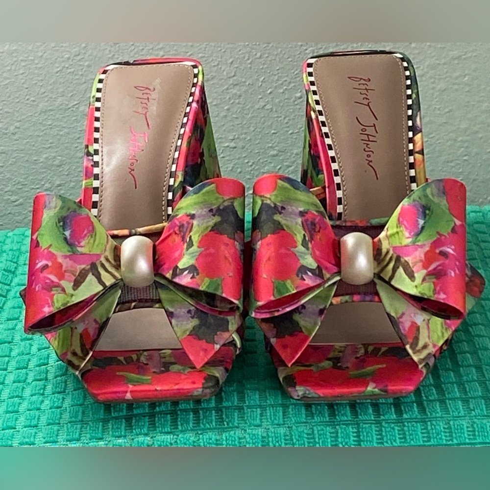 NEW..WOMENS BETSEY JOHNSON PINK FLORAL BOW WEDGE SANDALS 9 - Picture 16 of 16